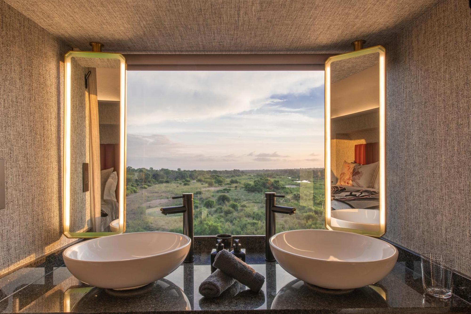 Kruger Shalati - Train On The Bridge & Garden Suites Skukuza Bagian luar foto